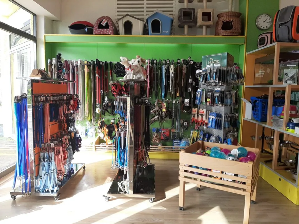 Gli scaffali del negozio con mangimi e accessori