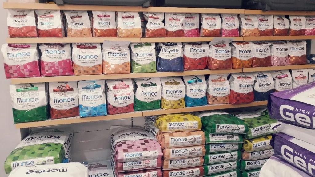 Scaffali di mangimi e crocchette nel negozio La Nuova Fattoria PET