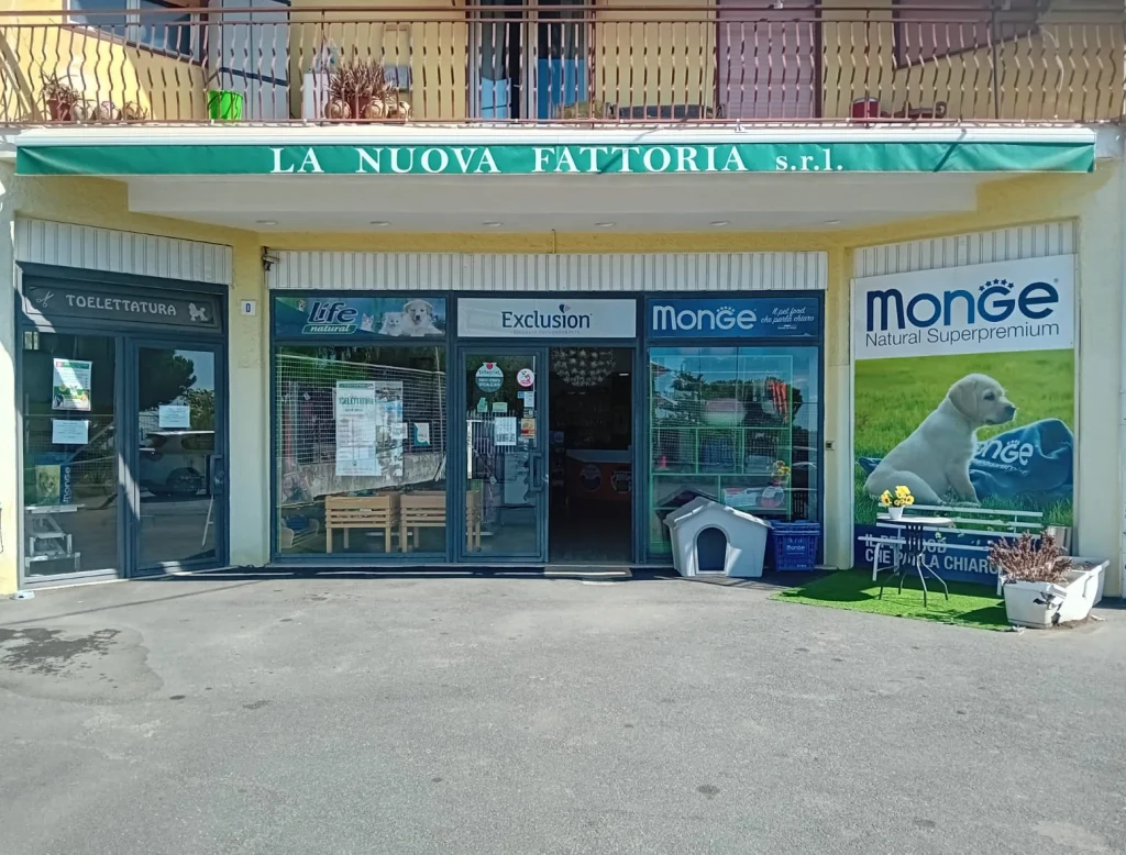 L’ingresso del negozio La Nuova Fattoria PET a Mascalucia, visto di giorno