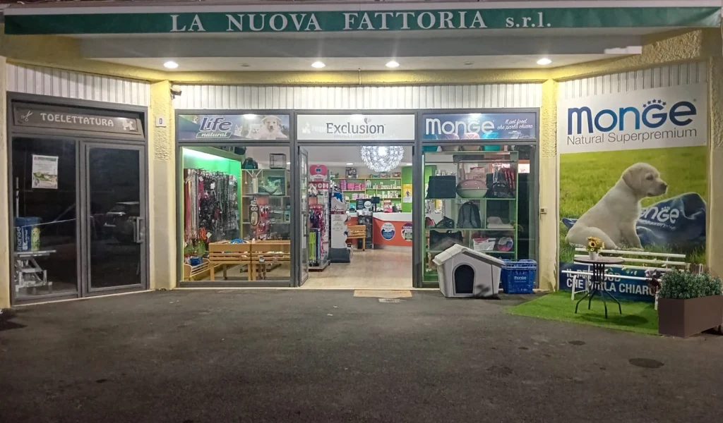 Le vetrine illuminate del negozio La Nuova Fattoria PET di sera